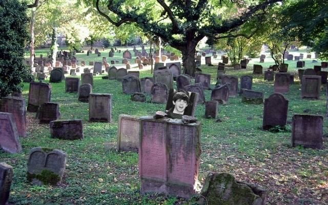 Archeologia. Scoperta la tomba di Paul McCartney - Lercio