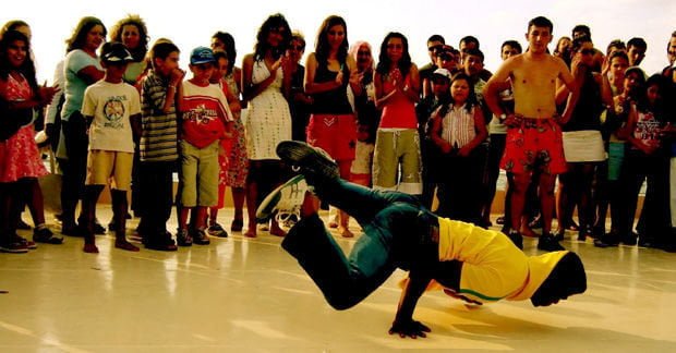 Ballerino di colore riceve una trasfusione di sangue da un uomo bianco e perde il lavoro - Lercio