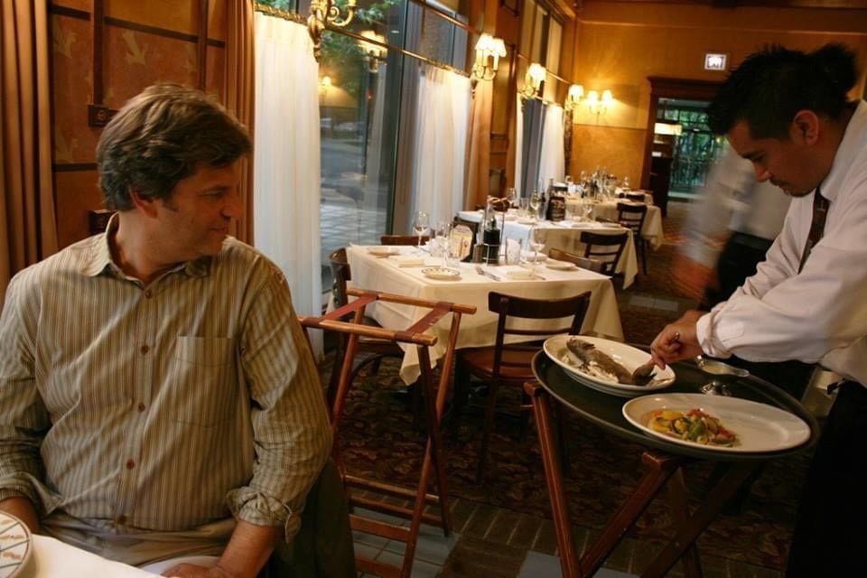 Bloccato mentre morde un cameriere, cliente cannibale denuncia ristorante All You Can Eat - Lercio