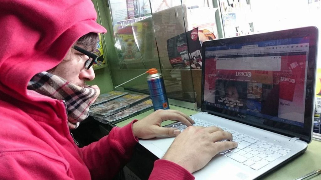 Complottista scopre complotto dei complottisti: "Sono pagati dalla Cia!" - Lercio