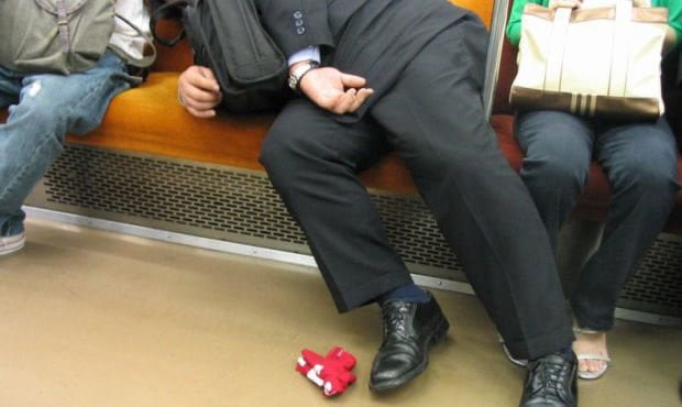 Milano. Leghista si appisola in metro, extracomunitario gli ruba il lavoro dalle tasche - Lercio