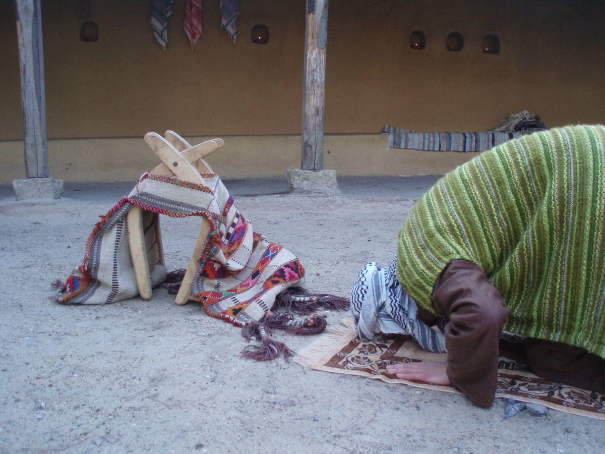 Musulmano prega nella direzione sbagliata e diventa induista - Lercio