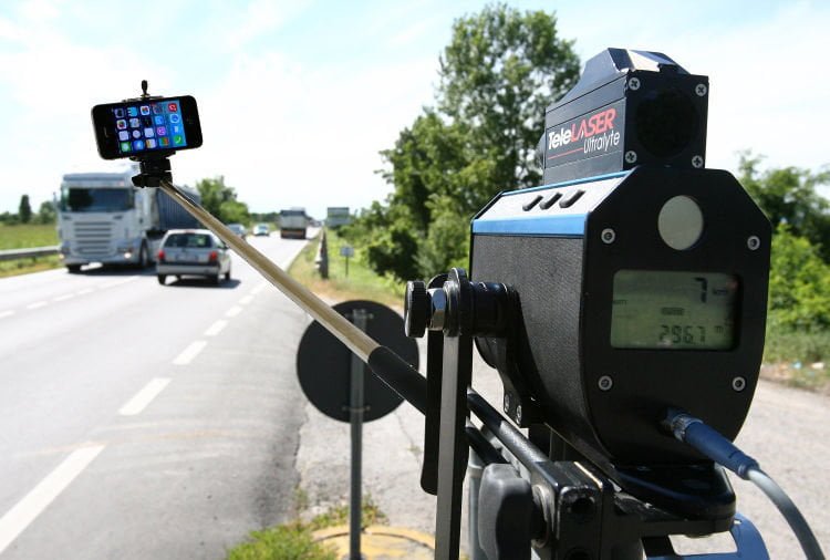 Nessuna auto supera i limiti di velocità: autovelox si scatta un selfie - Lercio