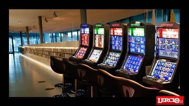 "Ora è di nuovo frequentatissima". Grande successo per la biblioteca che ha installato i videopoker - Lercio