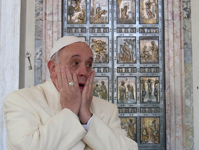 Papa Francesco: “Non ricordo dove ho messo le chiavi della Porta Santa”. Giubileo a rischio - Lercio