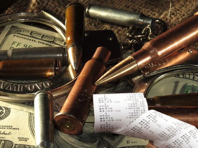 Pugno duro dell’Occidente contro il terrorismo: “Gli aumenteremo il prezzo delle armi!" - Lercio