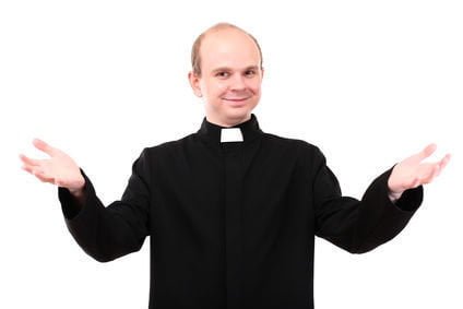 Sacerdote svela il segreto della pace nel mondo: "È l'ateismo, me l'ha detto Dio" - Lercio