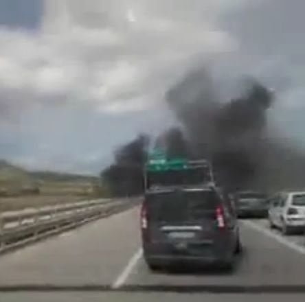 Scoperto a cosa servono i falò che si vedono dalle autostrade: "Sono curriculum" - Lercio