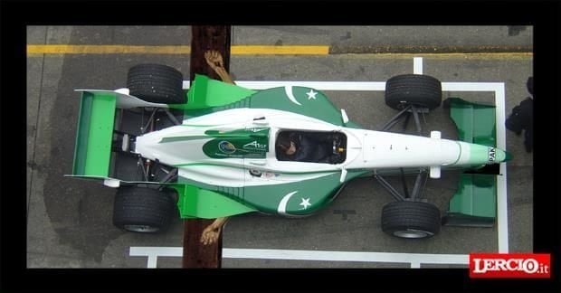 Brevetta la prima auto a forma di crocifisso: nessuno così si azzarderà a rimuoverla - Lercio