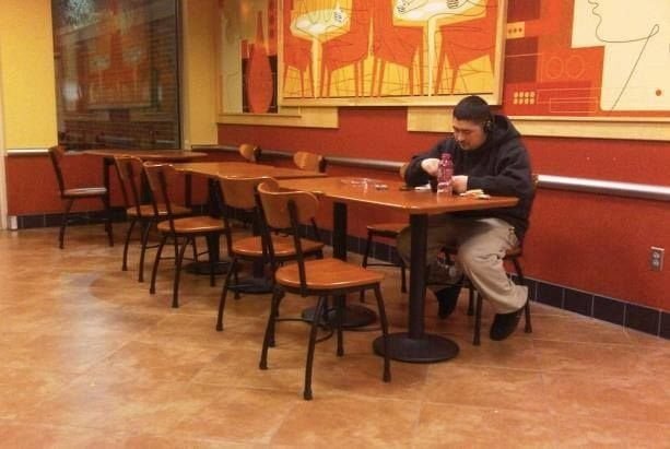 Dipendente presso sé stesso pubblica su Facebook le foto della cena aziendale - Lercio