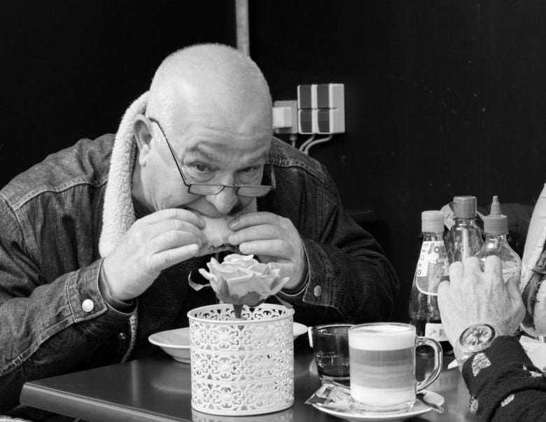 Feste natalizie. Si alza da tavola dopo 2 giorni e scopre di essere stato catalogato “Pianeta nano” - Lercio