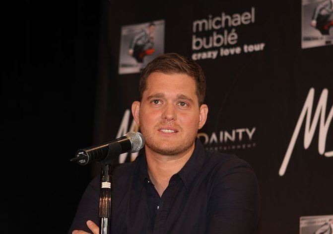 "Ho finito i pezzi natalizi", Michael Bublé si converte all'Ebraismo per incidere un nuovo album - Lercio