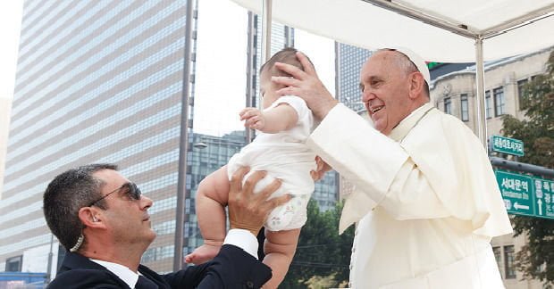 Papa Francesco bacia un neonato e gli trasmette l'herpes - Lercio