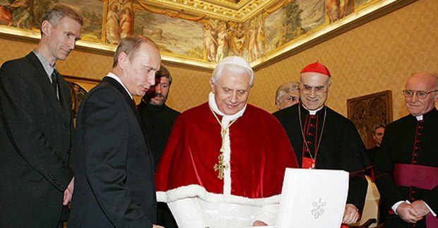 Ratzinger si dimette anche da Papa emerito - Lercio