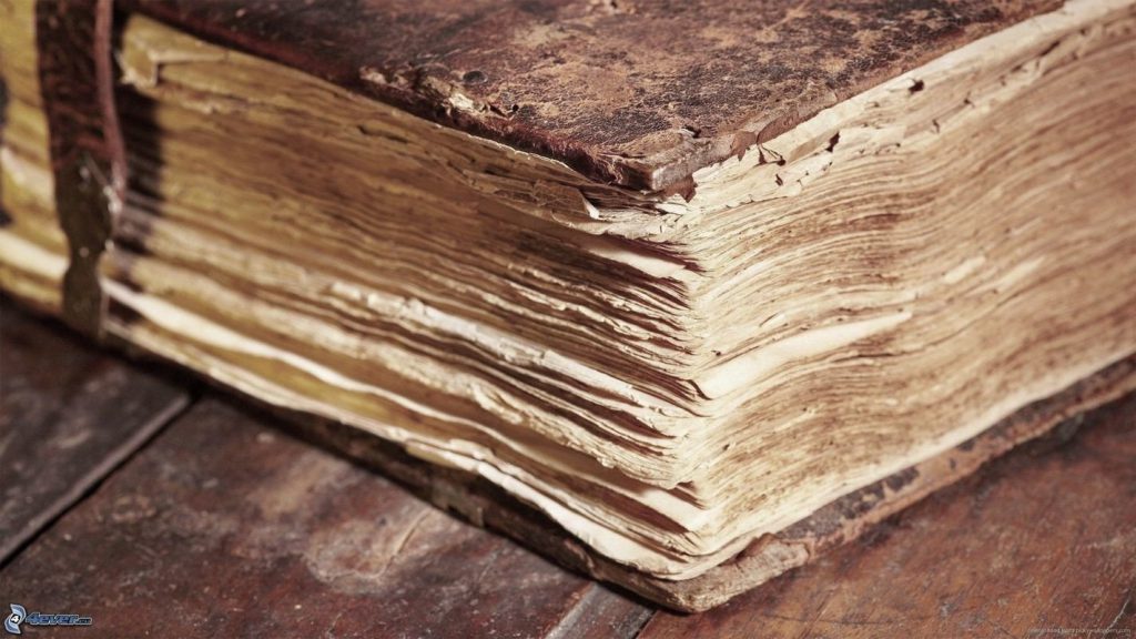 Si lecca il dito per sfogliare un libro antico e contrae la peste nera - Lercio