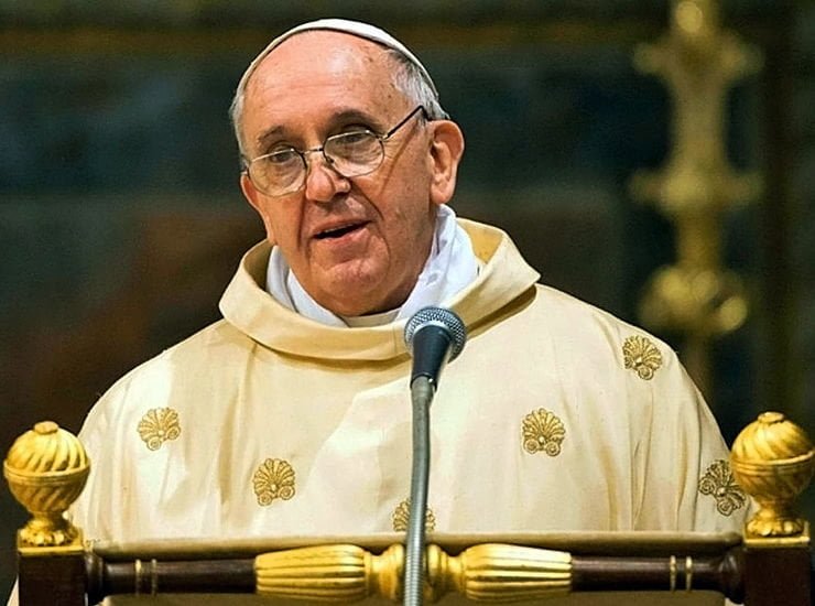 Frasi omofobe, Papa Francesco squalificato per due Angelus - Lercio