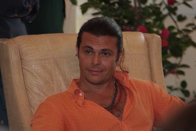 Gianluca Grignani: "Favorevole ai matrimoni tra omosessuali, purché ci sia del vino" - Lercio