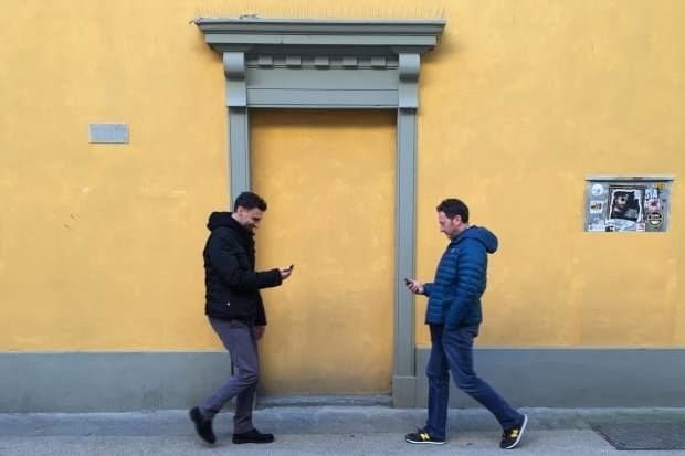In arrivo ConstatazioneAmichevole, la app per i pedoni che si scontrano guardando lo smartphone - Lercio