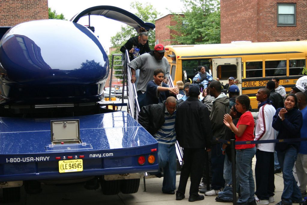 Inaugurata la prima scuola con nastri trasportatori per ritirare i figli direttamente dal Suv - Lercio