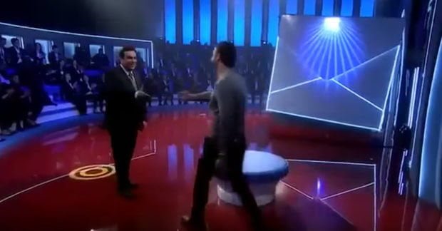 Maria De Filippi risolve il conflitto tra israeliani e palestinesi ospitandoli a “C’è posta per te” - Lercio