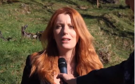 Michela Brambilla lancia un appello: "Non abbandonate in autostrada i vostri alberi di Natale" - Lercio
