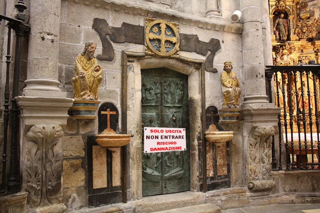 Passa dalla Porta Santa al contrario: fedele inghiottito dalle tenebre - Lercio