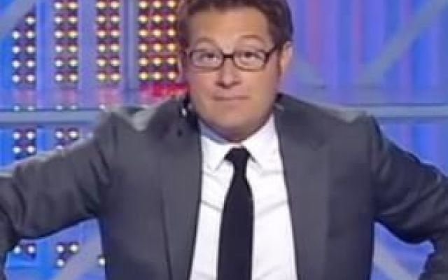 Ripete “Sarabanda” per tre volte di fronte allo specchio e gli appare il fantasma di Enrico Papi - Lercio