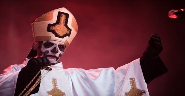 Satanista fa la verticale e ritorna cristiano - Lercio