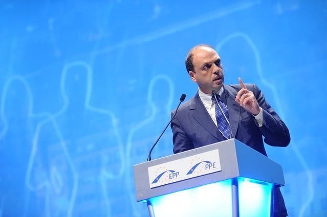 Alfano esalta la mafia all'estero. Latitante: "Non si vanti dei miei risultati" - Lercio