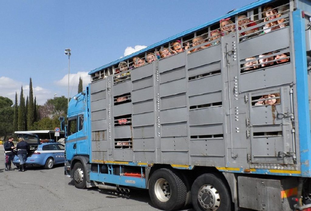 Bloccato alla dogana Tir carico di bambini diretto in Italia per le adozioni gay - Lercio