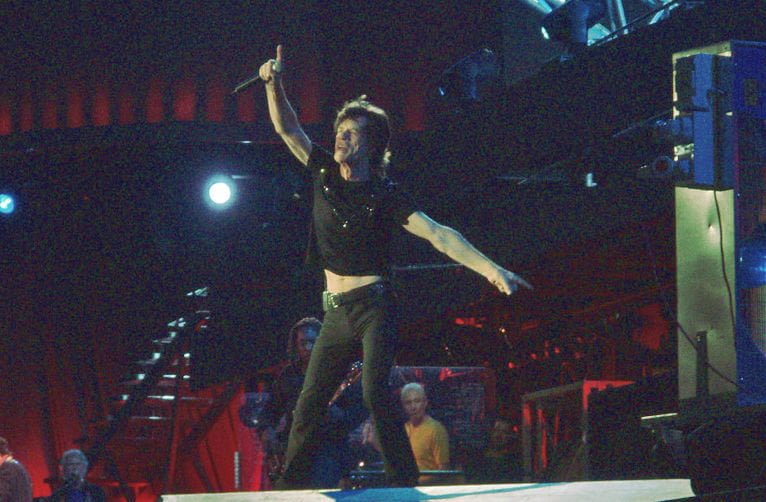 Costerà oltre 100mila euro il trasporto della salma di Mick Jagger per il concerto dei Rolling Stones - Lercio