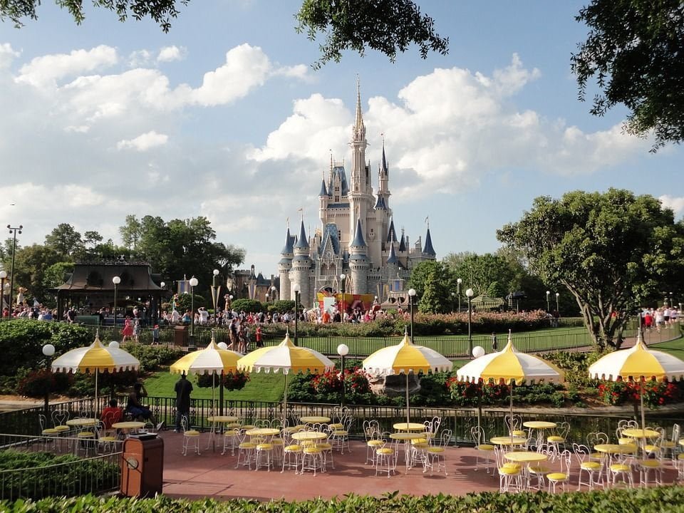 Gira con un bazooka e 3 mitra a Disneyland, perquisito e rilasciato: non aveva copie del Corano - Lercio