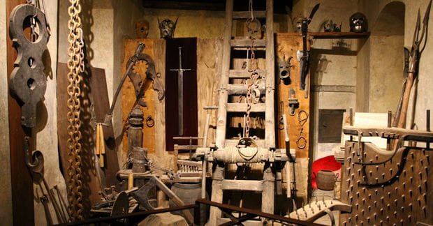 "Immagini choc" non fanno il giro del mondo. Torturato social media manager - Lercio