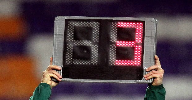 Insorge il sindacato dei calciatori: "I minuti di recupero vanno pagati come straordinari" - Lercio