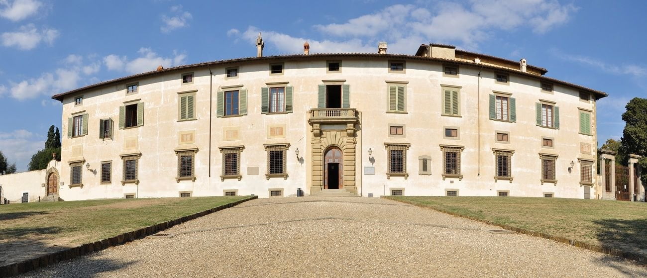 Linguista licenziato si vendica scrivendo "qual'è" sui muri della sede dell'Accademia della Crusca - Lercio