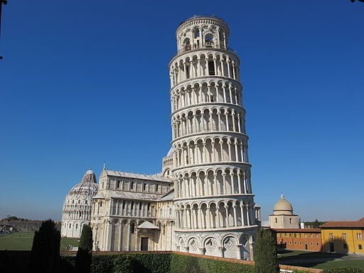 Livornese progressista visita la Torre di Pisa - Lercio