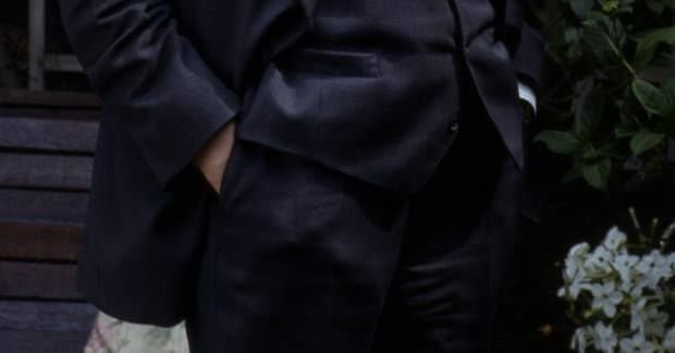 Malato di Parkinson cammina con le mani in tasca e viene arrestato per atti osceni in luogo pubblico - Lercio