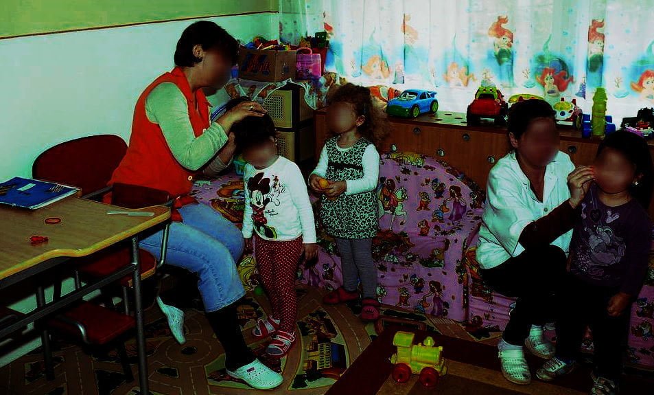 Roma, chiuso asilo degli orrori: "Bimbi costretti ad ascoltare canzoni di Povia" - Lercio