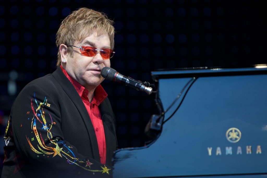 Sanremo, Elton John affitta un utero per usarlo come parrucchino - Lercio