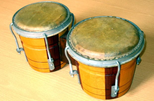 Sindaco leghista vieta di suonare i bongo all'aperto: "È un richiamo per gli africani" - Lercio