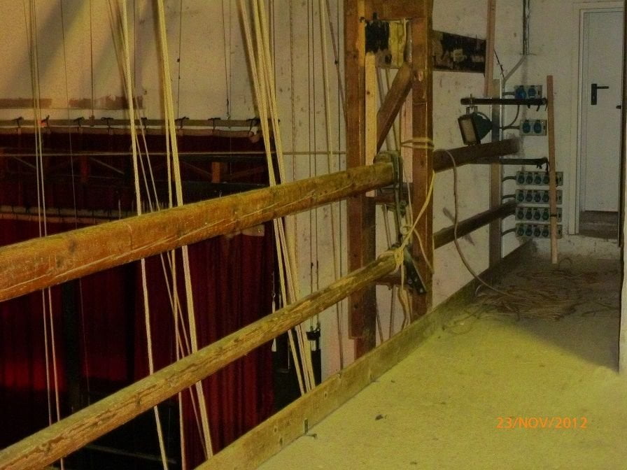 Teatro, muratore sbadato tira su quarta parete: cancellato monologo - Lercio