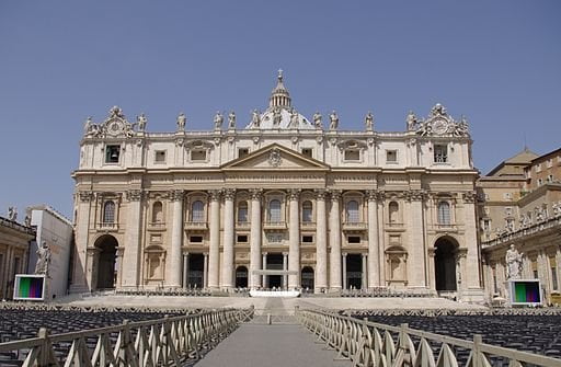 Vaticano, scoperto un nesso tra crisi delle vocazioni e diminuzione dei bambini in Italia - Lercio