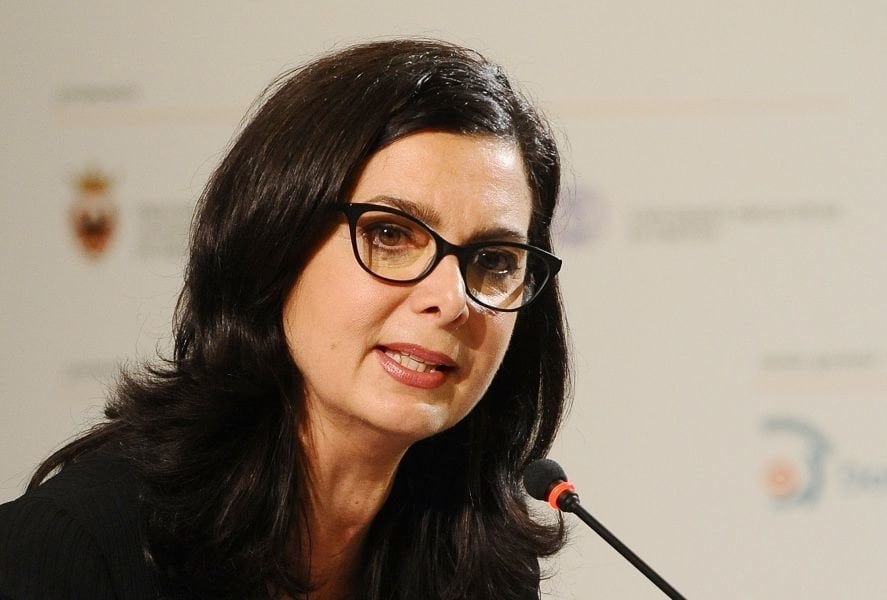 Boldrini: "Necessario educare feti a non prendere a calci le madri" - Lercio