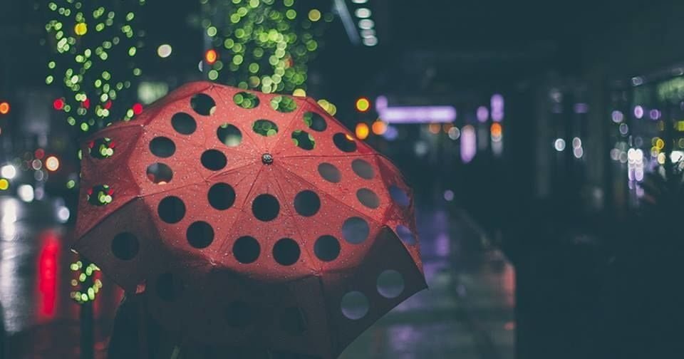 Brevettato ombrello coi buchi per resistere alle raffiche di vento - Lercio