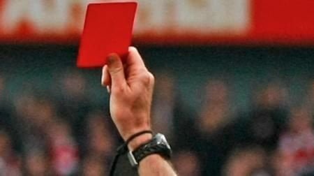 Calciatore con personalità multipla si fa espellere e lascia la squadra in 8 - Lercio