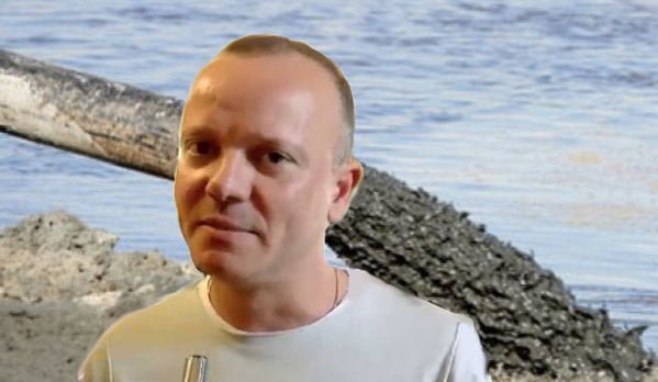 Campania, Gigi D'Alessio accusato di sversare liquami nelle orecchie degli abitanti - Lercio