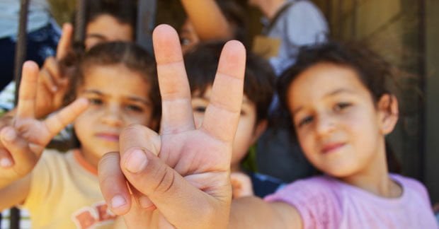 Famiglia siriana chiama i figli con nomi di banche per farli salvare dall'Europa - Lercio