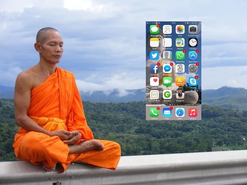 Monaco buddista ha notifiche sullo smartphone ma riesce a non guardarle per due giorni - Lercio