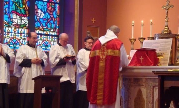 Parroco denunciato per aver dato estreme unzioni con l'olio di palma - Lercio