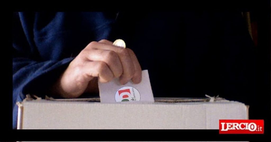 Primarie PD a Napoli. Il consigliere che pagava l’euro agli elettori si difende: "Erano soldi falsi" - Lercio